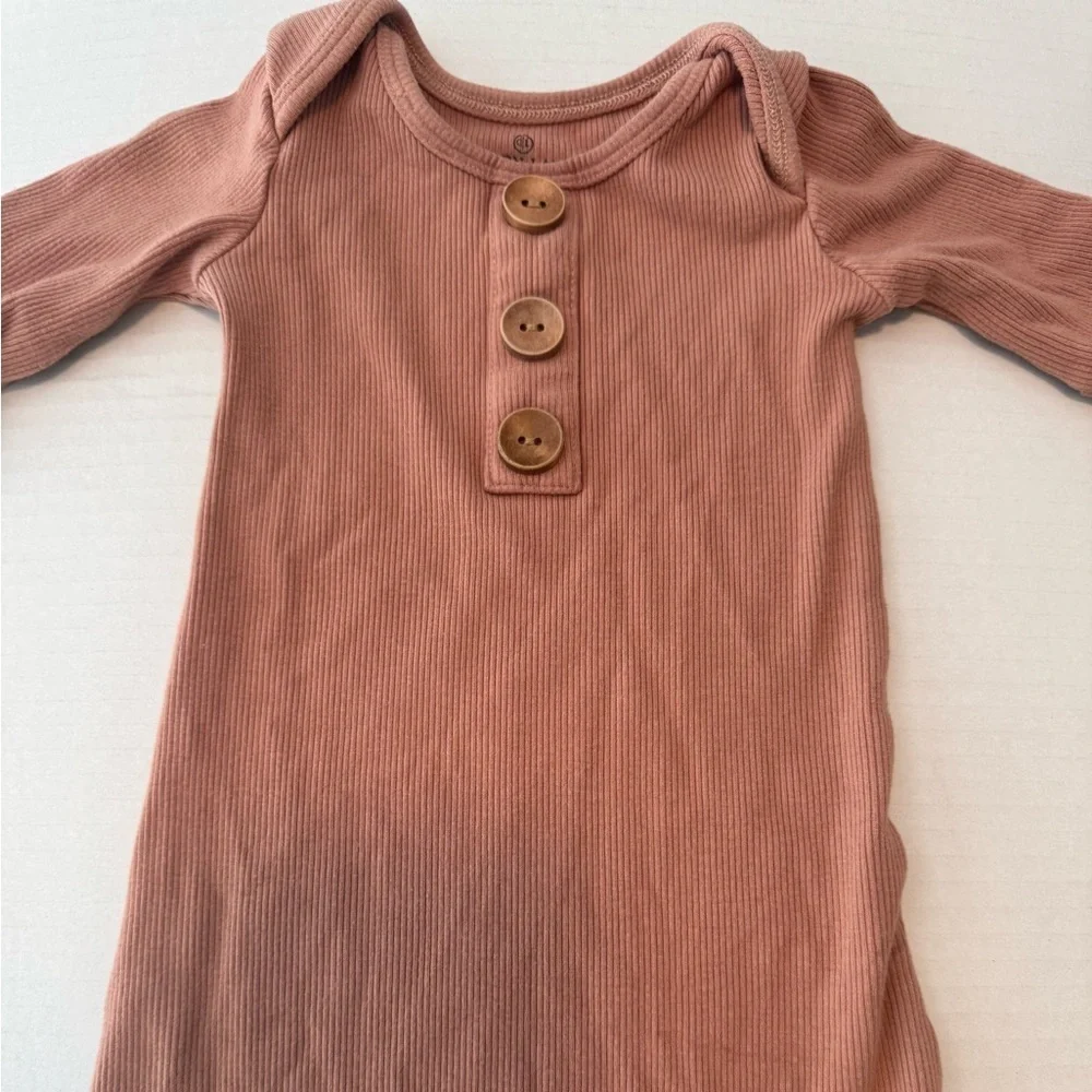 Caden Lane Camel Waffle Bamboo Knotted Gown 0-3m Unisex